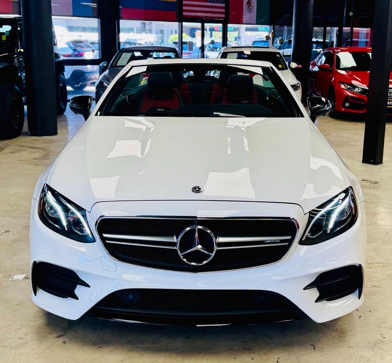 Mercedes-Benz E-Class Vehicle Full-screen Gallery Image 03