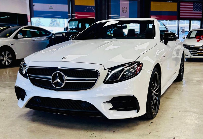 Mercedes-Benz E-Class Vehicle Full-screen Gallery Image 08