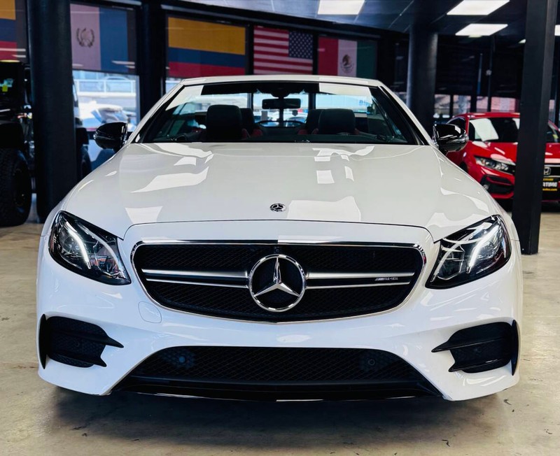 Mercedes-Benz E-Class Vehicle Full-screen Gallery Image 10