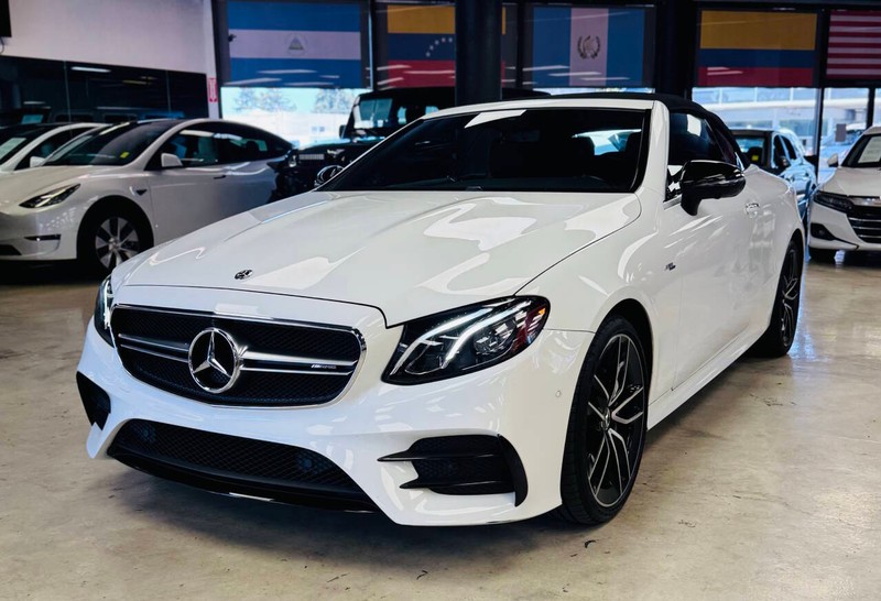 Mercedes-Benz E-Class Vehicle Full-screen Gallery Image 13