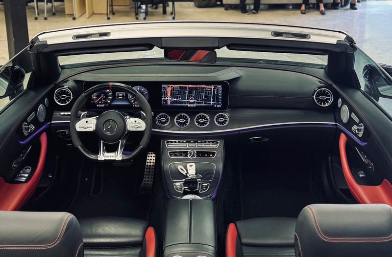 Mercedes-Benz E-Class Vehicle Full-screen Gallery Image 18