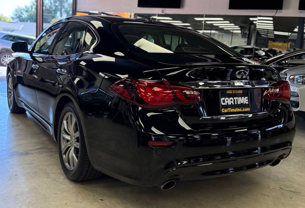 INFINITI Q70 Hybrid Vehicle Full-screen Gallery Image 03