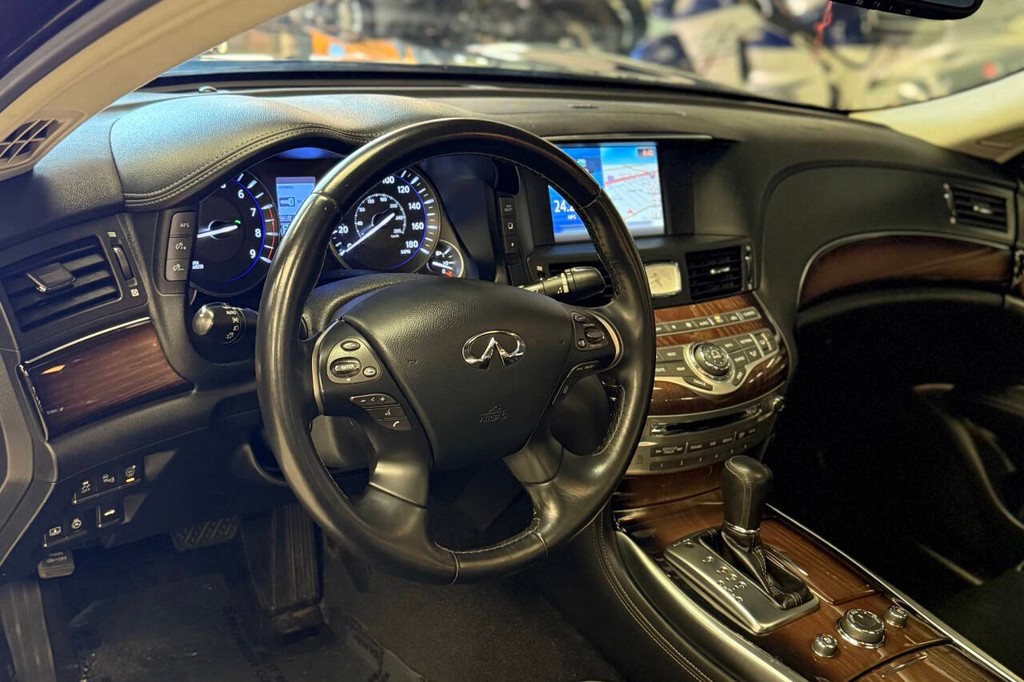 INFINITI Q70 Hybrid Vehicle Full-screen Gallery Image 08