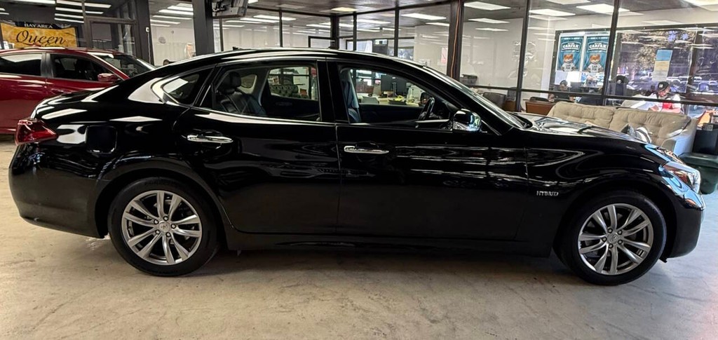 INFINITI Q70 Hybrid Vehicle Full-screen Gallery Image 09