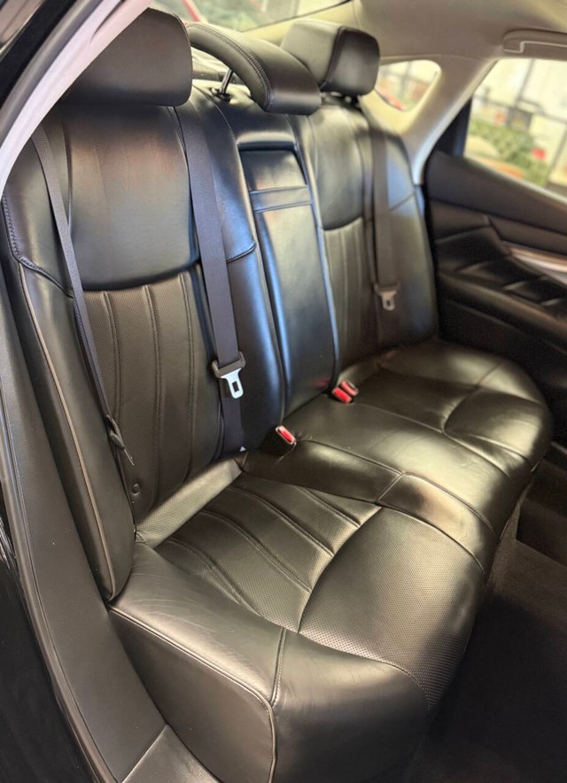 INFINITI Q70 Hybrid Vehicle Full-screen Gallery Image 16
