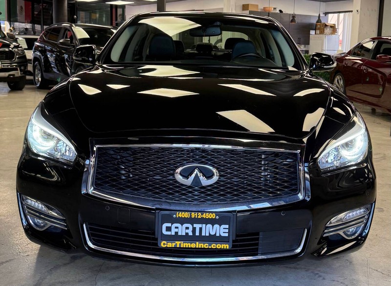 INFINITI Q70 Hybrid Vehicle Full-screen Gallery Image 02