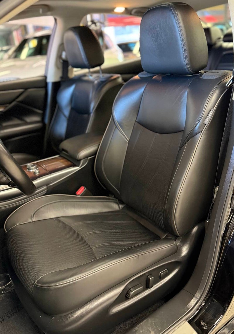 INFINITI Q70 Hybrid Vehicle Full-screen Gallery Image 15