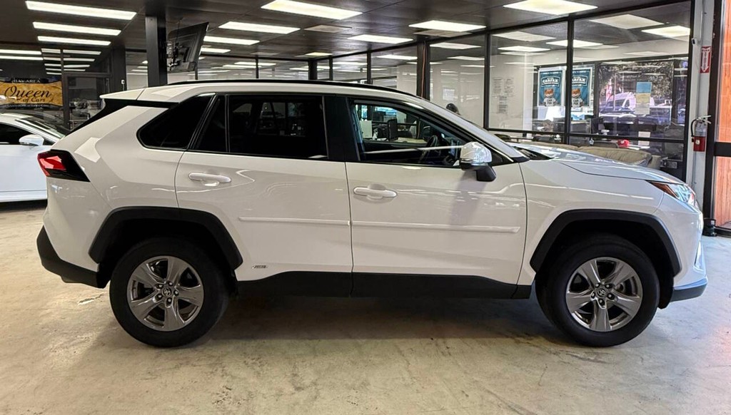 Toyota RAV4 Hybrid Vehicle Full-screen Gallery Image 06