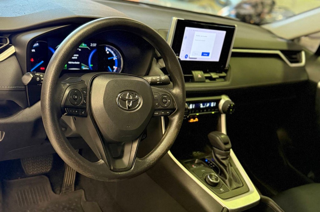 Toyota RAV4 Hybrid Vehicle Full-screen Gallery Image 08