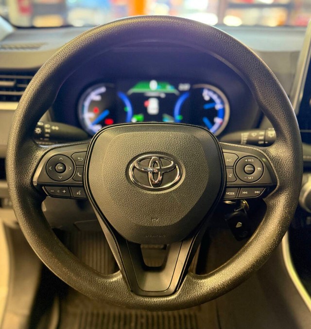 Toyota RAV4 Hybrid Vehicle Full-screen Gallery Image 09