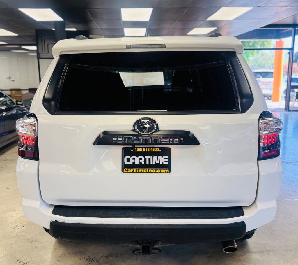 Toyota 4Runner Vehicle Full-screen Gallery Image 05