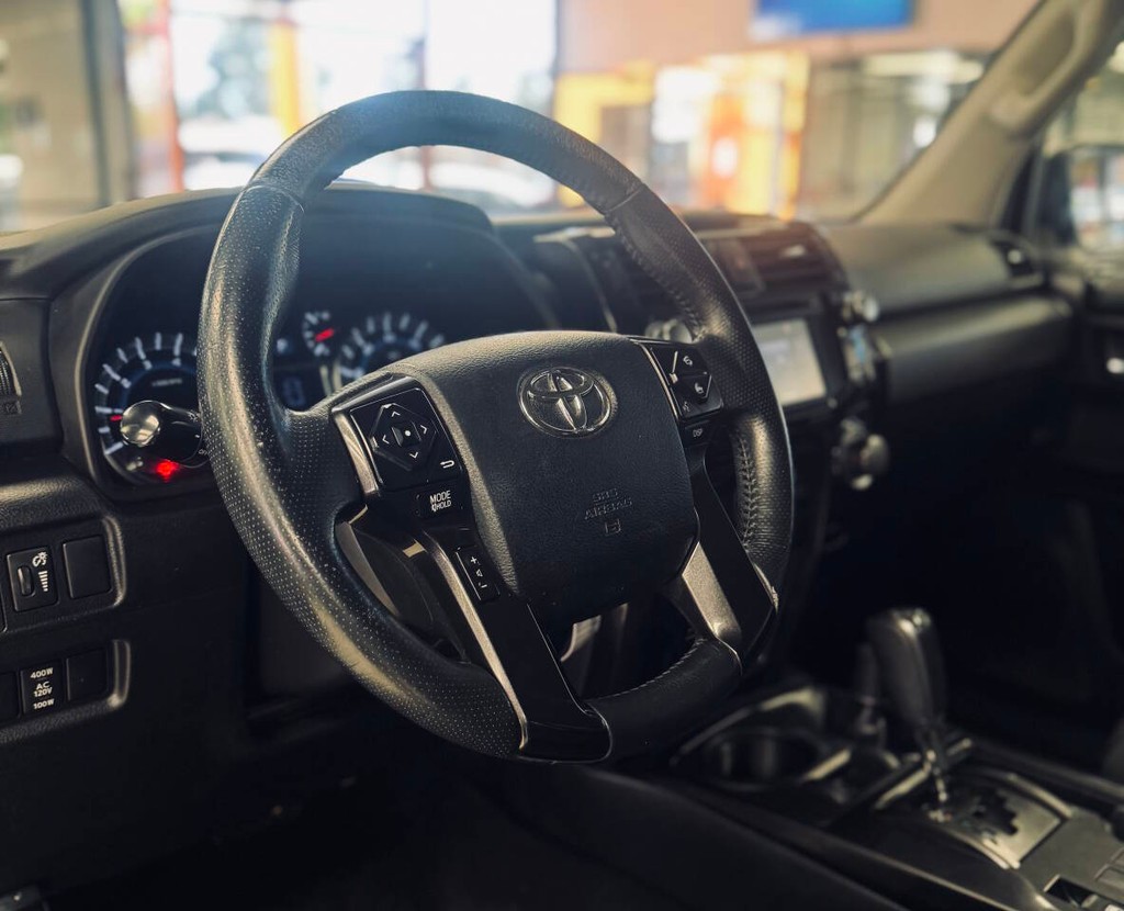 Toyota 4Runner Vehicle Full-screen Gallery Image 12