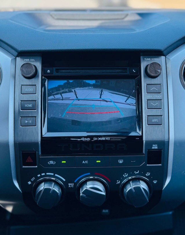 Toyota Tundra Vehicle Full-screen Gallery Image 10