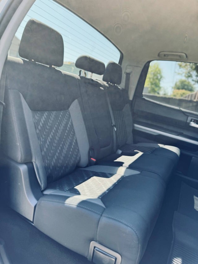 Toyota Tundra Vehicle Full-screen Gallery Image 13