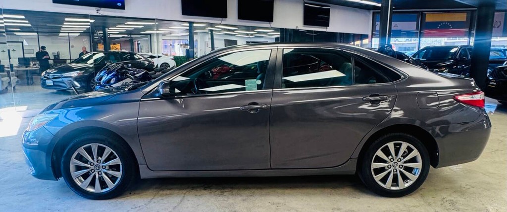 Toyota Camry Vehicle Full-screen Gallery Image 07