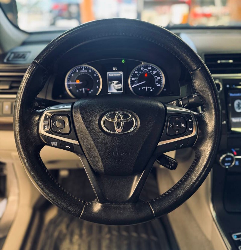 Toyota Camry Vehicle Full-screen Gallery Image 09