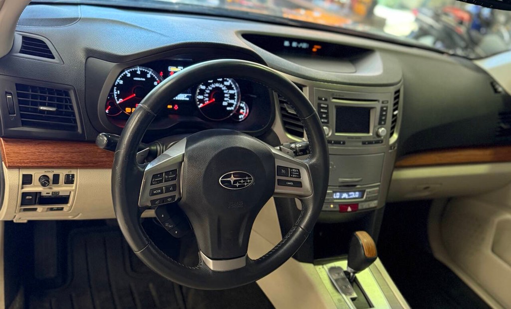 Subaru Outback Vehicle Full-screen Gallery Image 07