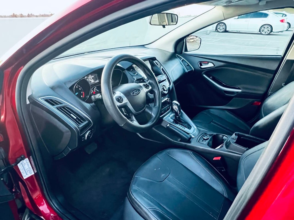 Ford Focus Hatchback Vehicle Full-screen Gallery Image 10