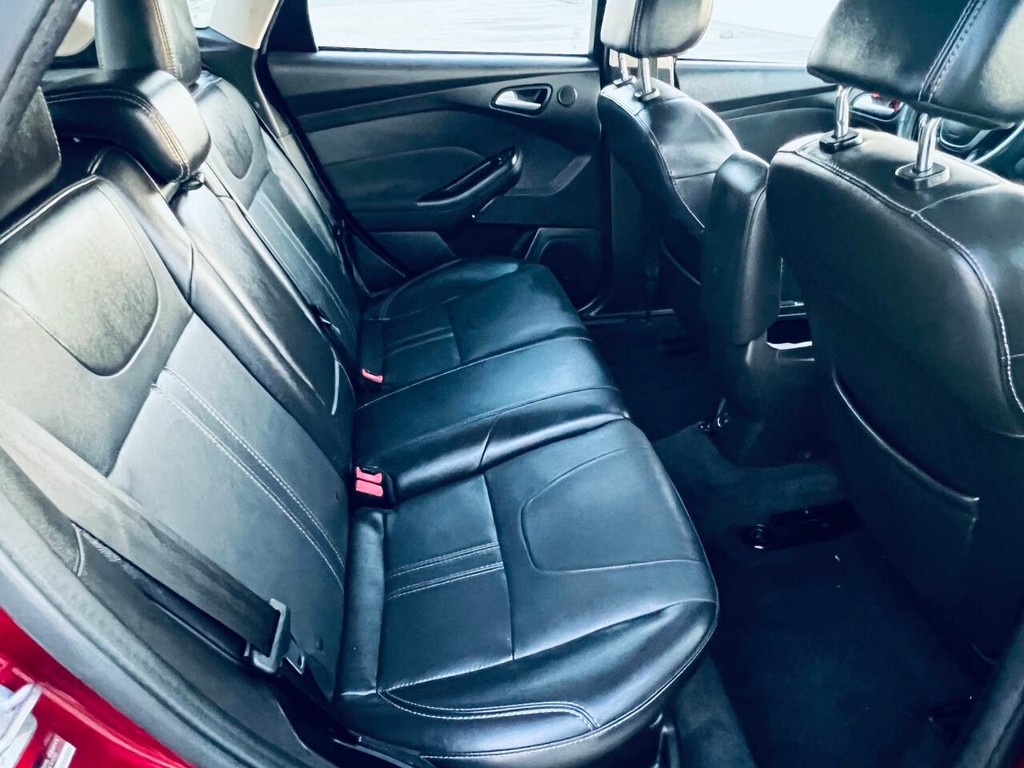 Ford Focus Hatchback Vehicle Full-screen Gallery Image 13