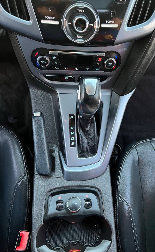 Ford Focus Hatchback Vehicle Full-screen Gallery Image 18