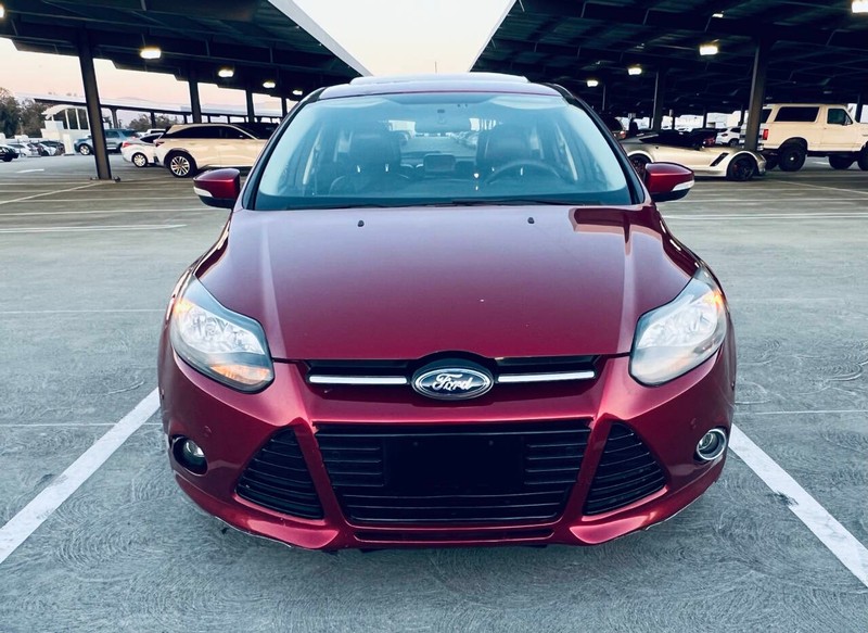 Ford Focus Hatchback Vehicle Full-screen Gallery Image 02