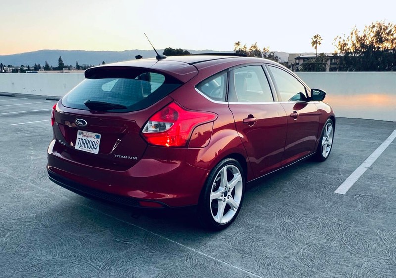 Ford Focus Hatchback Vehicle Full-screen Gallery Image 07