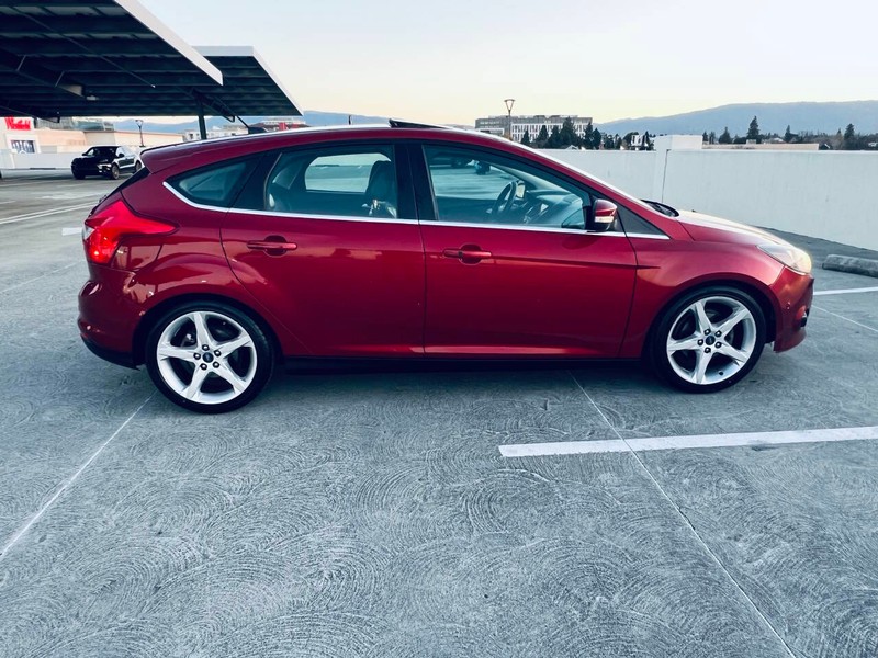 Ford Focus Hatchback Vehicle Full-screen Gallery Image 08