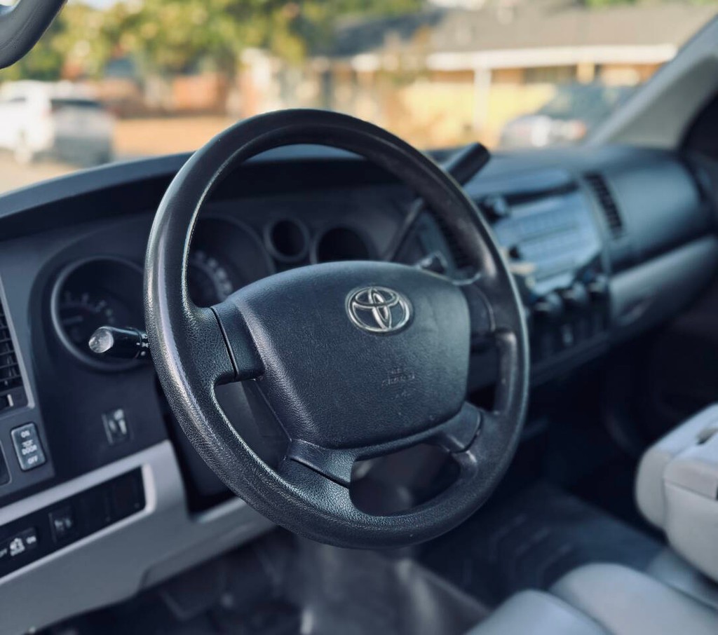 Toyota Tundra 2WD Truck Vehicle Full-screen Gallery Image 09