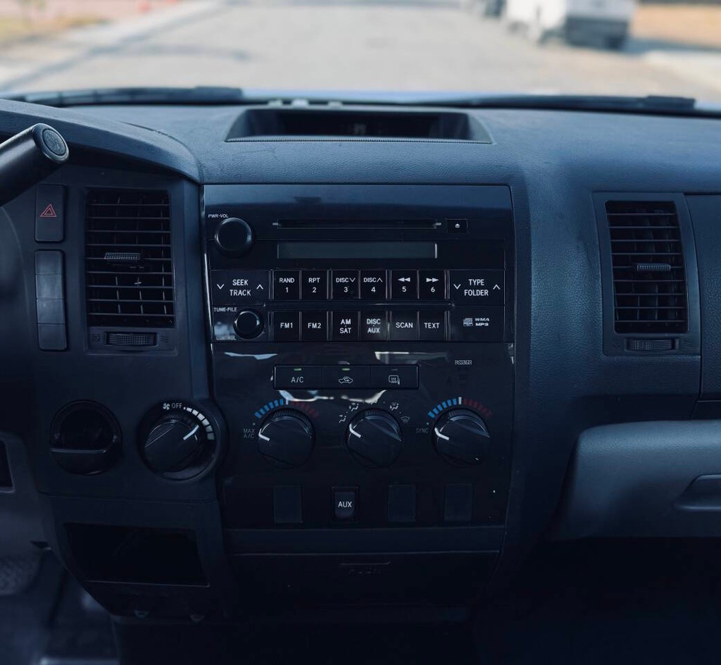 Toyota Tundra 2WD Truck Vehicle Full-screen Gallery Image 10