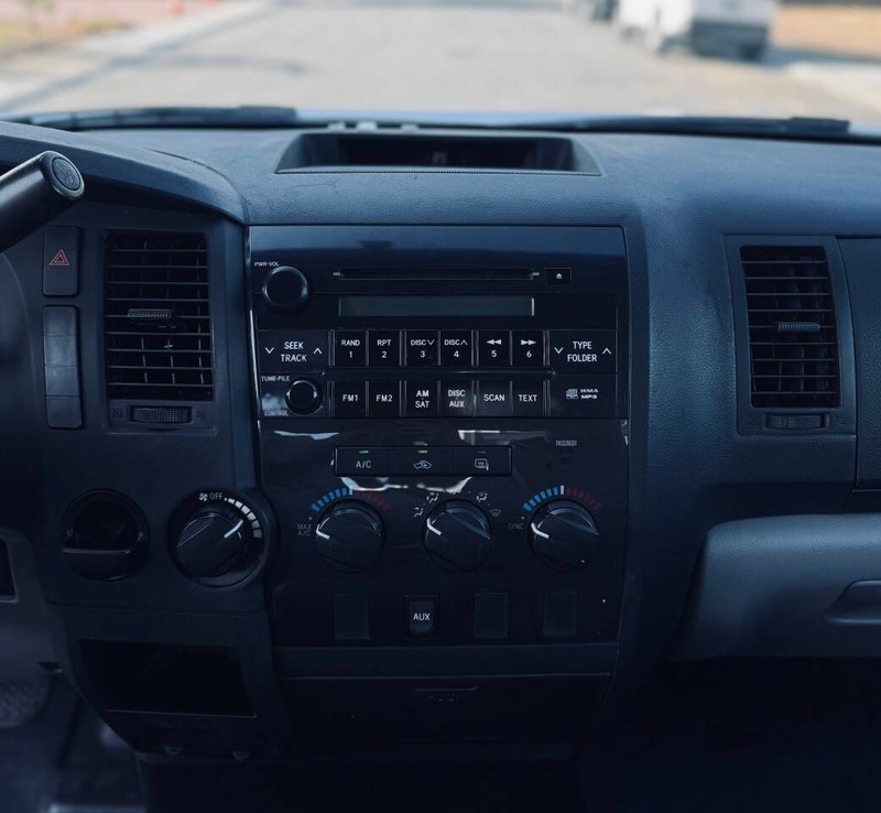 Toyota Tundra 2WD Truck Vehicle Full-screen Gallery Image 10