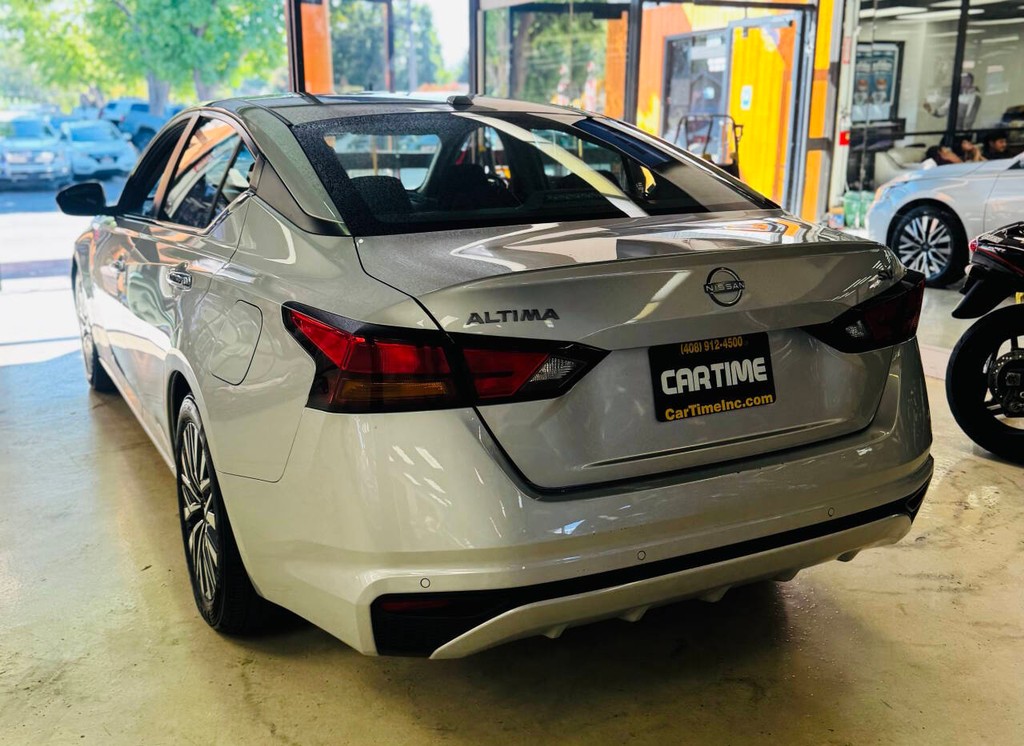 Nissan Altima Vehicle Full-screen Gallery Image 04