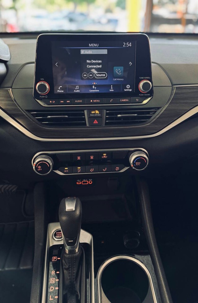 Nissan Altima Vehicle Full-screen Gallery Image 09