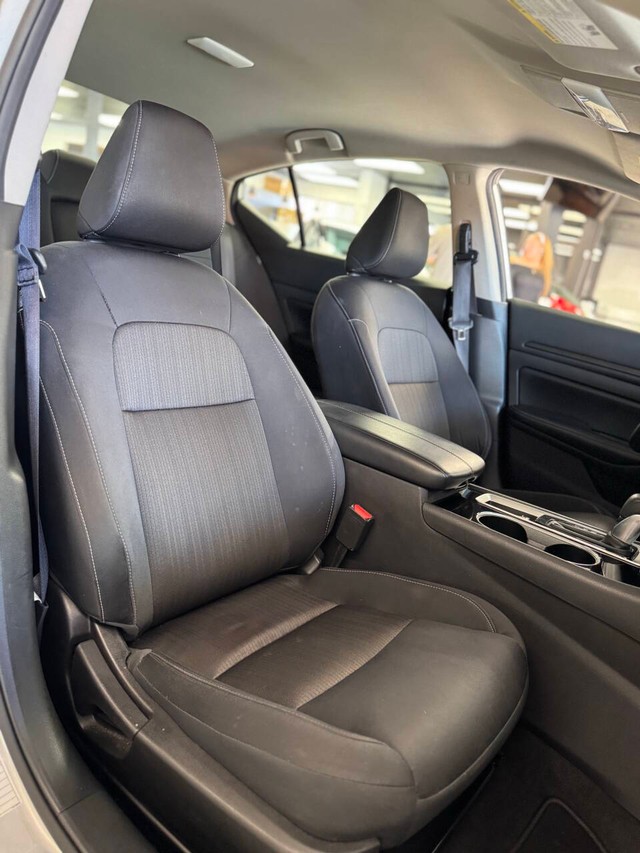 Nissan Altima Vehicle Full-screen Gallery Image 12