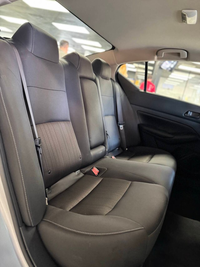 Nissan Altima Vehicle Full-screen Gallery Image 16