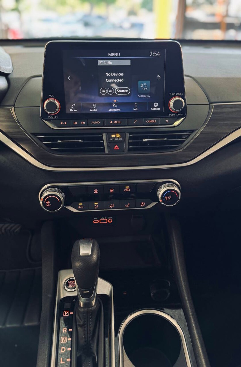 Nissan Altima Vehicle Full-screen Gallery Image 11