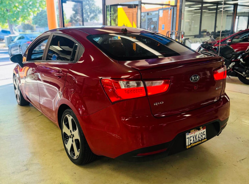 Kia Rio Vehicle Full-screen Gallery Image 02