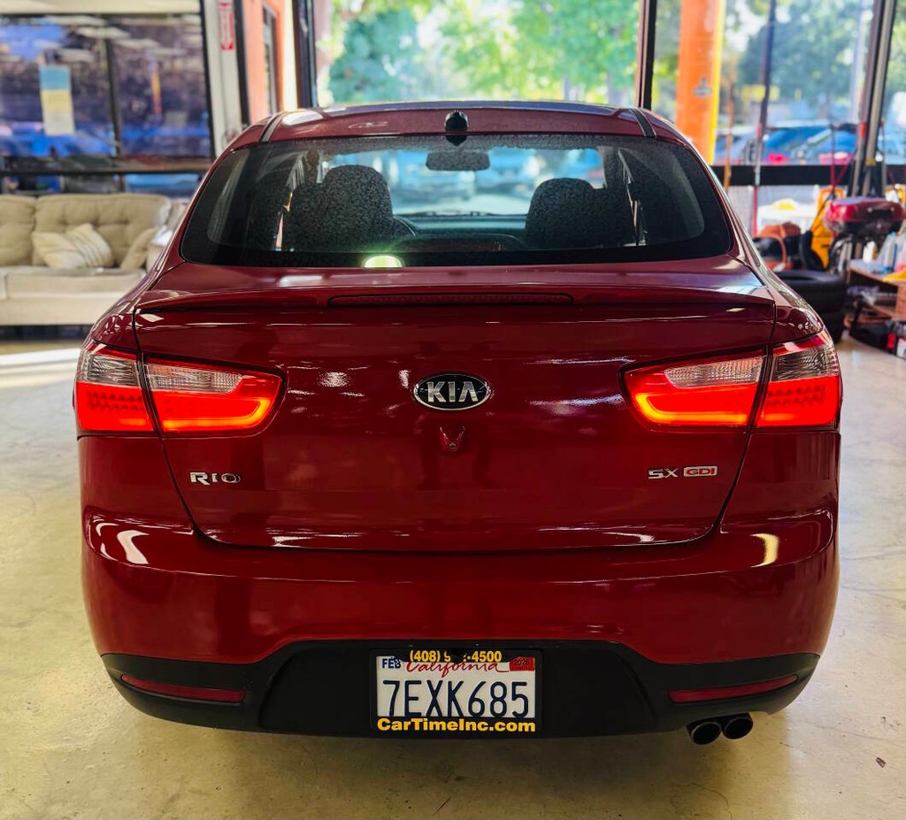 Kia Rio Vehicle Full-screen Gallery Image 03