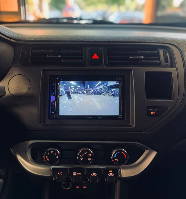 Kia Rio Vehicle Full-screen Gallery Image 08