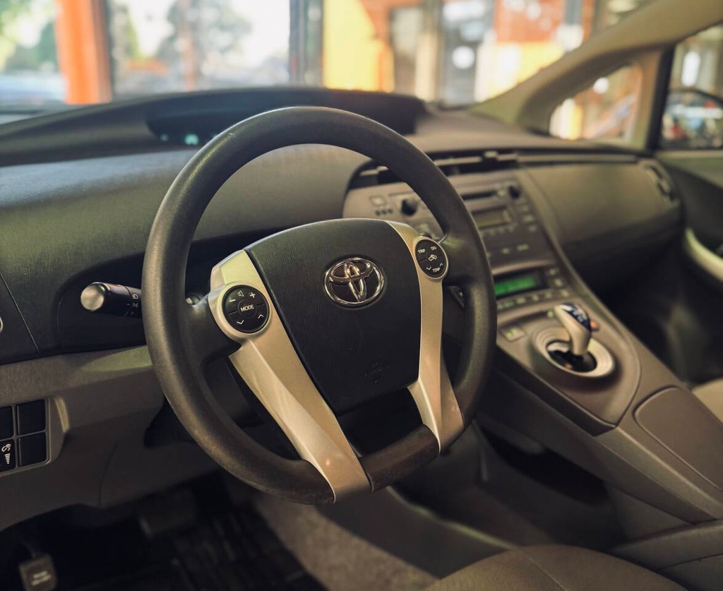 Toyota Prius Vehicle Full-screen Gallery Image 09