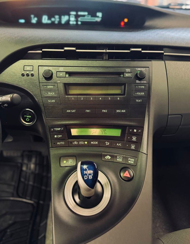 Toyota Prius Vehicle Full-screen Gallery Image 08