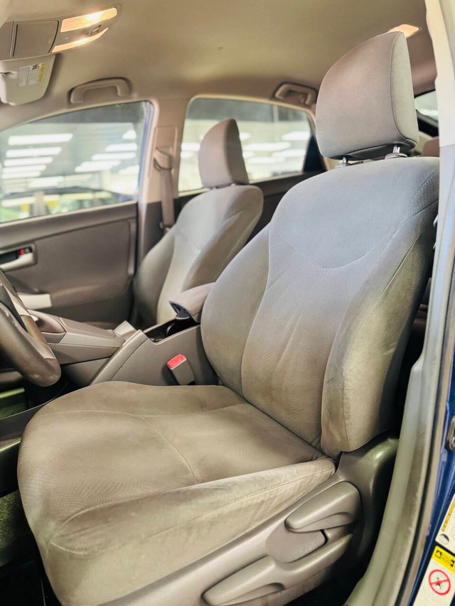 Toyota Prius Vehicle Full-screen Gallery Image 09