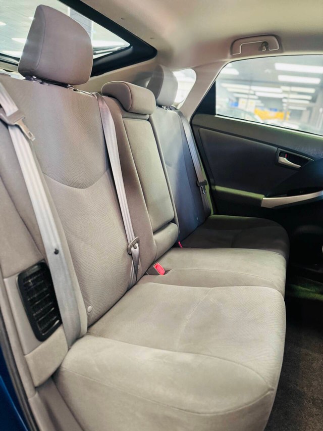 Toyota Prius Vehicle Full-screen Gallery Image 13