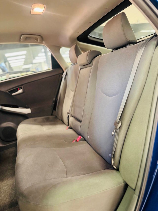 Toyota Prius Vehicle Full-screen Gallery Image 14