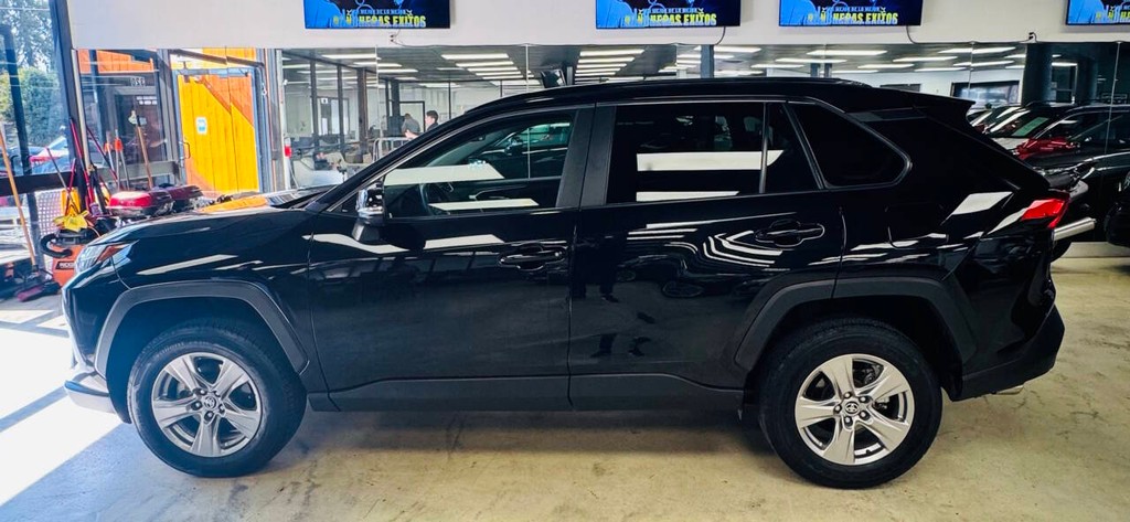 Toyota RAV4 Vehicle Full-screen Gallery Image 02