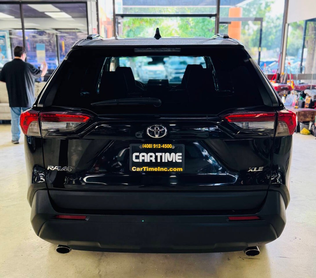 Toyota RAV4 Vehicle Full-screen Gallery Image 05