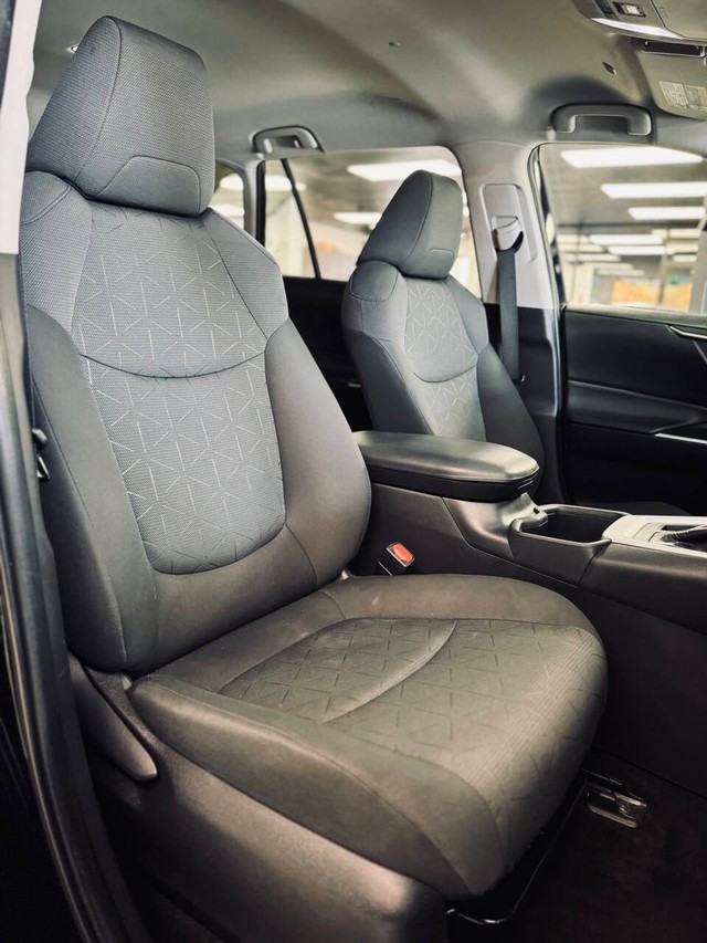 Toyota RAV4 Vehicle Full-screen Gallery Image 15