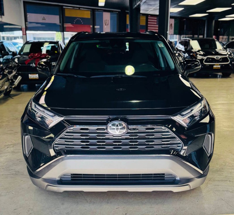 Toyota RAV4 Vehicle Full-screen Gallery Image 03