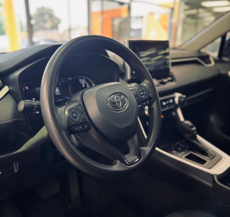 Toyota RAV4 Vehicle Full-screen Gallery Image 10