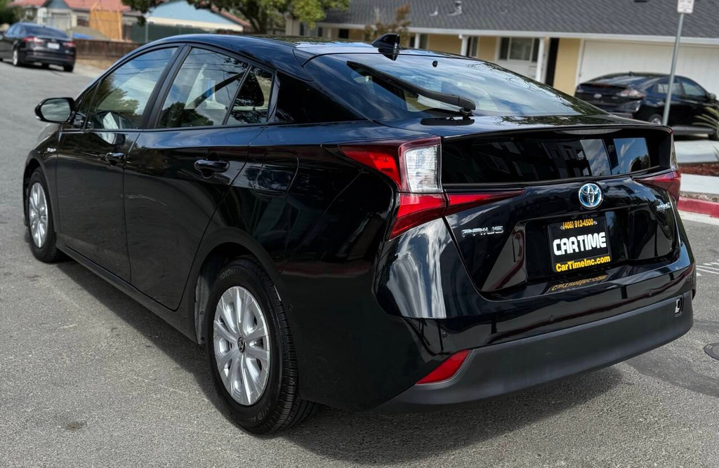 Toyota Prius Vehicle Full-screen Gallery Image 08