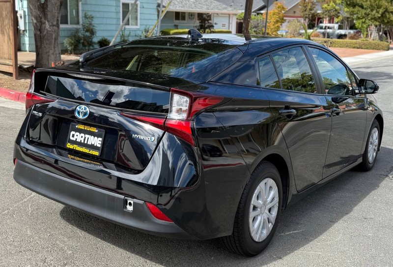 Toyota Prius Vehicle Full-screen Gallery Image 06